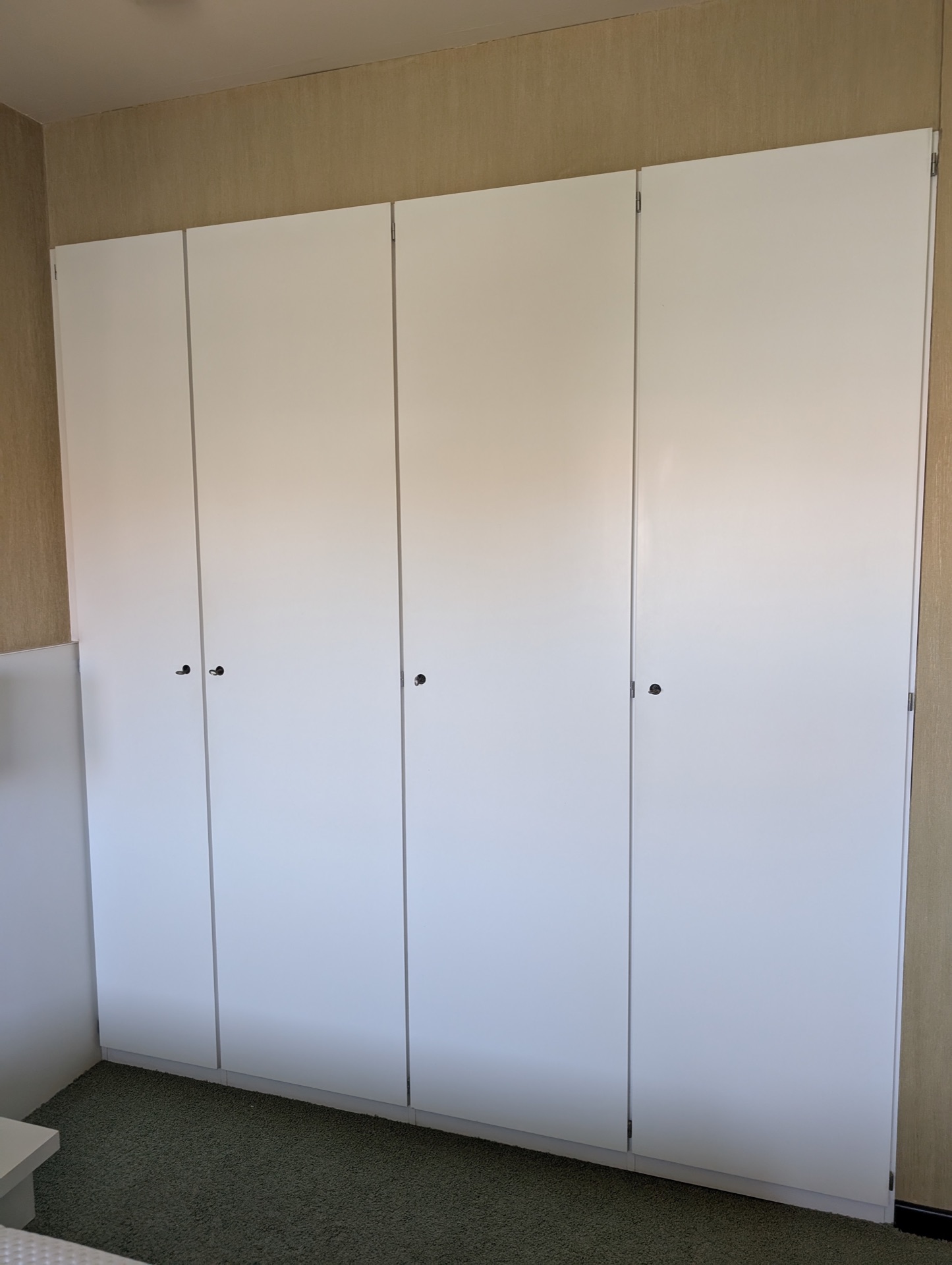 Witte ingebouwde kastdeuren in de woning